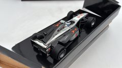 Minichamps McLaren MP4/13 M. Hakkinen 1/18 mancano specchietti, lievi segni di usura del tempo - foto 5