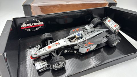 Minichamps McLaren MP4/13 M. Hakkinen 1/18 mancano specchietti, lievi segni di usura del tempo