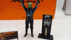 Minichamps McLaren MCL39 Lando Norris WC Abu Dhabi GP 2025 1/18 - foto 8