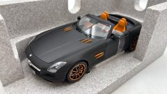 Minichamps Mercedes-Benz SLS AMG Roadster IAA 2011 1/18 scatola lievemente usurata - scala 1:18