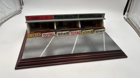 Microworld Pit Stop circuito di formula 1 per modelli in scala 1/43. Misure: 45cm x 31cm, senza scatola originale