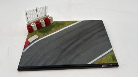 Microworld Track con muro per modelli scala 1/43. Misure: 25 x 17 cm
