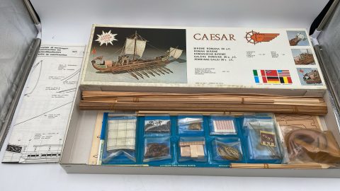 Mantua Model Caesar Bireme Romana 1/30 kit di montaggio nave in legno, scatola con leggeri segni di usura