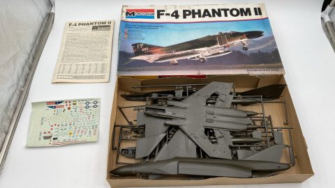 Monogram F-4 Phantom II 1/48 kit di montaggio aereo militare, scatola leggermente rovinata