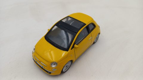 Mondo Motors Fiat 500 1/43, presenta qualche piccolo segno, senza scatola originale