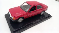 Metro Mercedes 190E 1983 1/24, mancante stemma cofano, senza scatola originale - scala 1:24