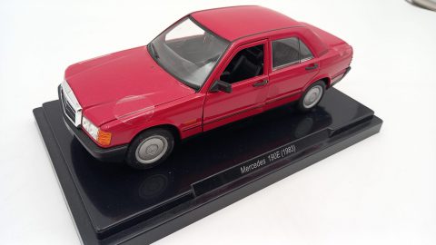 Metro Mercedes 190E 1983 1/24, mancante stemma cofano, senza scatola originale