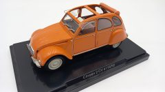 Metro Citroen 2 CV 4 1976 1/24, mancante dei fari anteriori e specchietto, segni di colla sulla portiere, senza scatola orig?