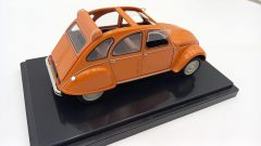 Metro Citroen 2 CV 4 1976 1/24, mancante dei fari anteriori e specchietto, segni di colla sulla portiere, senza scatola originale - foto 2