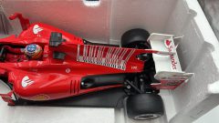 MJX Ferrari F10 1/10 modello radiocomandato completo di radiocomando, 27MHz, scatola lievemente usurata - foto 3