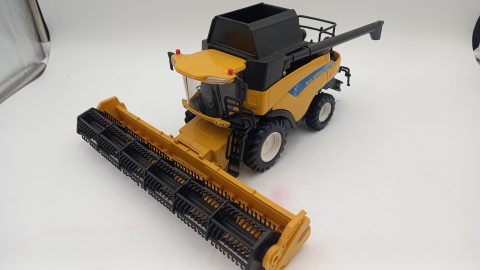 NewRay New Holland mietritrebbia CR9090 1/32, ottime condizioni, senza scatola originale