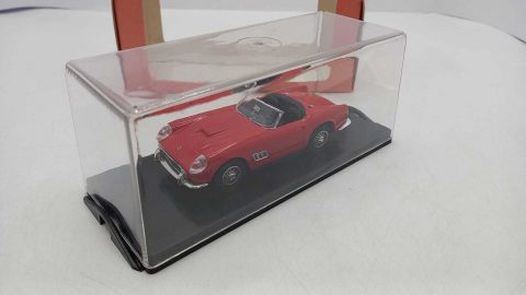 Old Cars Ferrari 250 GT Spider California 1961 1/43, confezione lievemente sbiadita, mancante della maniglia portiera guidatore