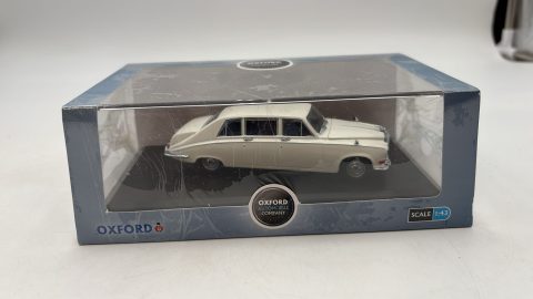 Oxford Collectible Daimier DS420 Old English White 1/43