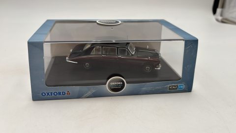 Oxford Collectible Daimier DS420 Claret Black Queen mother 1/43