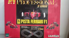 Polistil pista elettrica analogica 1/32 a due corsie con Ferrari F1, lunghezza tracciato 410 cm, completa e funzionante, confezione lievemente usurata - foto 4