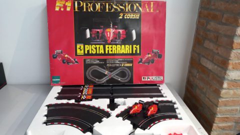 Polistil pista elettrica analogica 1/32 a due corsie con Ferrari F1, lunghezza tracciato 410 cm, completa e funzionante, confezione lievemente usurata