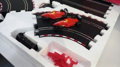Polistil pista elettrica analogica 1/32 a due corsie con Ferrari F1, lunghezza tracciato 410 cm, completa e funzionante, confezione lievemente usurata - foto 2