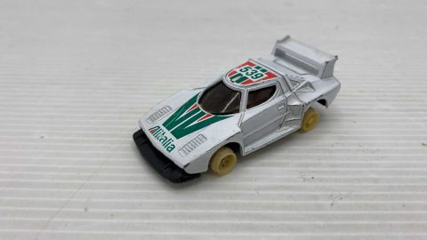 Lancia Stratos Turbo 1/64, senza scatola originale, segni di usura del tempo, mancano gomme delle ruote