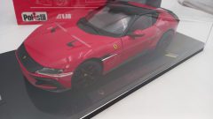 Polistil Ferrari 12Cilindri 2024 1/18 Rosso Corsa, completo di teca - scala 1:18