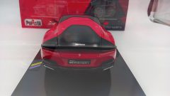 Polistil Ferrari 12Cilindri 2024 1/18 Rosso Corsa, completo di teca - foto 4