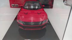 Polistil Ferrari 12Cilindri 2024 1/18 Rosso Corsa, completo di teca - foto 2