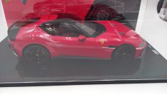 Polistil Ferrari 12Cilindri 2024 1/18 Rosso Corsa, completo di teca - foto 5