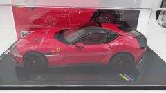 Polistil Ferrari 12Cilindri 2024 1/18 Rosso Corsa, completo di teca - foto 3