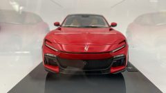 Polistil Ferrari Purosangue 2022 con teca 1/18 Rosso Corsa - foto 2