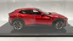 Polistil Ferrari Purosangue 2022 1/18 Rosso Magma, con teca - foto 4