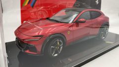 Polistil Ferrari Purosangue 2022 1/18 Rosso Magma, con teca - scala 1:18