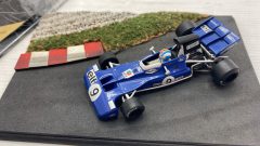Quartzo Tyrrell 003 Francois Cevert Winner USA GP 1971 1/43 con diorama - foto 3