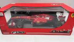 Rastar Ferrari F138 1/12 modello radiocomandato funzionante completo di radiocomando, scatola lievemente usurata - scala 1:12