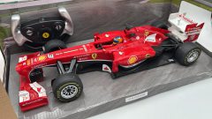 Rastar Ferrari F138 1/12 modello radiocomandato funzionante completo di radiocomando, scatola lievemente usurata - foto 2