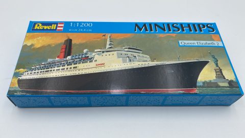 Revell Miniships Queen Elizabeth 2 1/1200 kit di montaggio