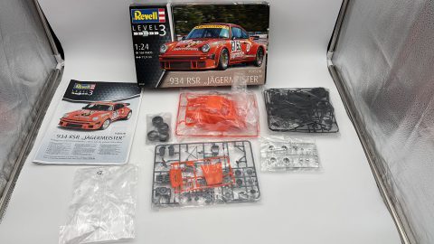 Revell Porsche 934 RSR Jagermeister 1/24 kit di montaggio