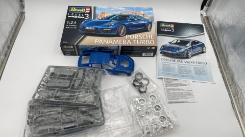 Revell Porsche Panamera Turbo 1/24 kit di montaggio