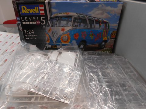 Revell VW T1 Samba bus flower power 1/24