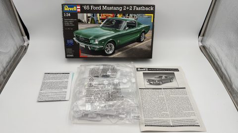 Revell Ford Mustang 2+2 Fastback 1965 1/24 kit di montaggio