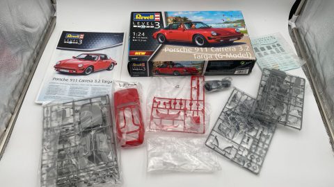 Revell Porsche 911 Carrera 3.2 Targa (G-Model) 1/24, kit di montaggio, confezione lievemente usurata