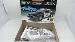 Revell Ford Mustang LX 5.0 1990 1/25, 2in1 doppia versione, kit di montaggio completo, confezione lievemente usurata - scala?