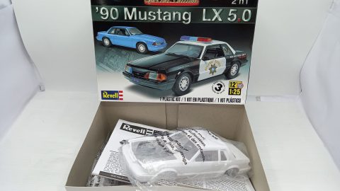 Revell Ford Mustang LX 5.0 1990 1/25, 2in1 doppia versione, kit di montaggio completo, confezione lievemente usurata