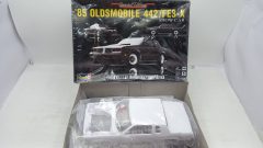 Revell Oldsmobile 442/FE3-X 1985 1/25, kit di montaggio completo, confezione lievemente usurata - scala 1:25