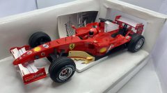 X.Q.Toys Ferrari 248 F1 radio comandata, completa di tutto, parti ingiallite, scatola rovinata, normali segni del tempo 1/10 - foto 5