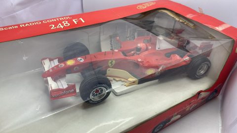 X.Q.Toys Ferrari 248 F1 radio comandata, completa di tutto, parti ingiallite, scatola rovinata, normali segni del tempo 1/10