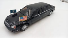 Road Signature Cadillac DeVille Presidential Limousine 2001 1/24, senza scatola originale - scala 1:24