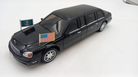 Road Signature Cadillac DeVille Presidential Limousine 2001 1/24, senza scatola originale