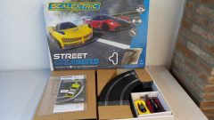 Scalextric pista elettrica Street Cruisers 1/32, con Rasio C-20 e Pagani Huayra Roadster, lunghezza tracciato 484 cm - scala?