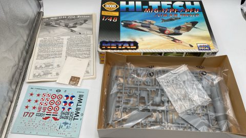 SMER MiG-17 PF/PFU/Li M-6M Fresco 1/48 kit di montaggio aereo militare