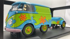 Solido Volkswagen Kool Kombi Ghost Hunter 2024 1/18 - foto 3