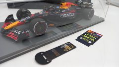 Sparkmodel Oracle Red Bull RB20 Max Verstappen WC Las Vegas 2024 1/18, teca e scatola rotta come si vede in foto - scala 1:18